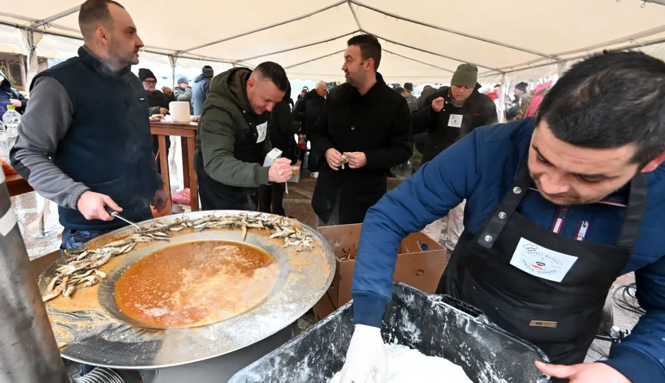 Vukovar, 24.12.2025. - Na Trgu Republike Hrvatske održala se podjela posnih jela povodom Badnjaka. Na podjeli girica i fi&scaron; paprika&scaron;a sudjelovali su gradonačelnik Grada Vukovara Marijan Pavliček i zamjenik gradonačelnika Filip Su&scaron;ac. foto HINA/ Gordan PANIĆ/ gp