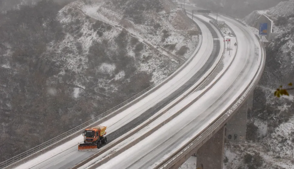 RIJEKA, 02.12. 2020. RIJEKAZIMA SNIJEG HLADNO?A JAK VJETAR BURA SVE JE TO PROBUDILO STANOVNIKE RIJEKE I OKOLICE DOK SU CESTARI RALICAMA (RALICA) ?ISTILI PROMETNICE A POLICIJA REGULIRALA PROMET... SNIJEG SE SPUSTIO SVE DO MORA U NEKIM KRAJEVIMANA FOTO: AUTO PUT AUTOCESTA DRAGA KRI?I??E ZIMSKI UVIJETI NA CESTI ZABRANA PROMETA...SNIMIO: SERGEJ DRECHSLER