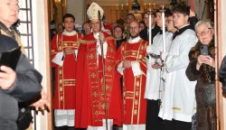 Kra&scaron;ić, 29.11.2025. - Tijekom poslijepodneva danas su u Kra&scaron;ić iz Zagreba stigle relikvije bl. Alojzija Stepinca, koje su u prisustvu i uz blagoslov zagrebačkog nadbiskupa Dražena Kutle&scaron;e položene u crkvi Presvetoga Trojstva. Uz mno&scaron;tvo vjernika tom su svečanom činu prisustvovali i izaslanik predsjednika Vlade RH - ministar vanjskih poslova Gordan Grlić Radman i saborska zastupnica Marijana Petir. Na fotografiji nadbiskup Dražen Kutle&scaron;a.foto HINA/ Mladen VOLARIĆ/ mv