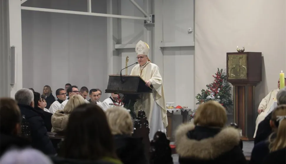 Zagreb, 24.12.2025 -  Zagrebački nadbiskup u miru kardinal Josip Bozanić predvodio je na Badnjak misu bdjenja svetkovine Rođenja Gospodnjega u Bogoslužnom prostoru bl. Alojzija Stepinca na Kaptolu, kazav&scaron;i da je Bog htio postati dijete kako bi ljudima bio &scaron;to bliži.