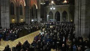 Osijek, 24. 12. 2025, Osječka Konkatedrala, misa Polnoćka. Predvodio ju je pomoćni bikup Ivan Čurić. Na misi je bio i osječki gradonačelnik Ivan Radić.snimio GOJKO MITIĆ