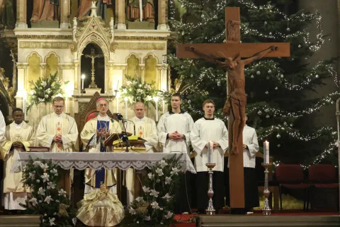 Osijek, 24. 12. 2025, Osječka Konkatedrala, misa Polnoćka. Predvodio ju je pomoćni bikup Ivan Čurić. Na misi je bio i osječki gradonačelnik Ivan Radić.snimio GOJKO MITIĆ