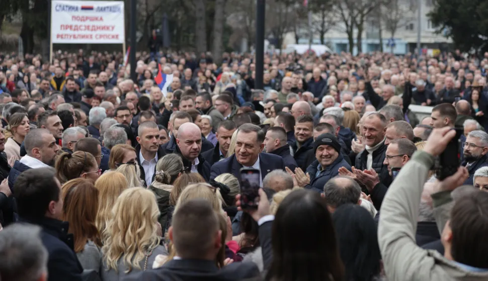 Banja Luka, 26.2.2025.- U obra?anju na skupu potpore u sredi?tu Banja Luke nakon prvostupanjske presude, predsjednik Republike Srpske Milorad Dodik najavio je u srijedu poduzimanje odlu?nih politi?kih koraka kojim ?e se odbaciti presuda, te zabraniti rad dr?avnih pravosudnih i sigurnosnih institucija na podru?ju toga entiteta. foto HINA/ TANJUG/ FOTO SRNA/ BORISLAV ZDRINJ/ ua