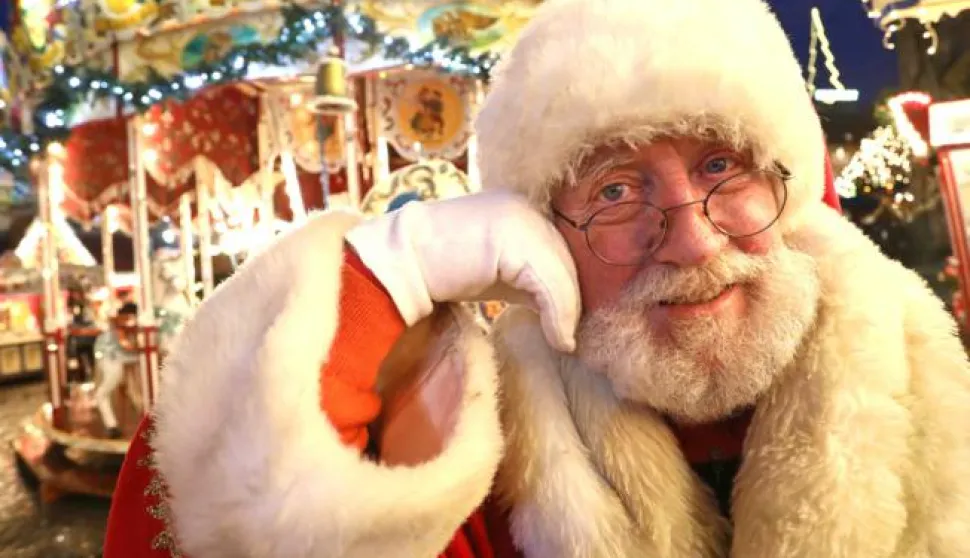 epa06354311 Peter Arndt poses as Santa Claus at the Christmas Market in Bremen, Germany, 27 November 2017. The so called 'Bremer Weihnachtsmarkt' ends on 23 December. According to official figures, the market has more 1.5 million visitors per year. EPA/FOCKE STRANGMANN