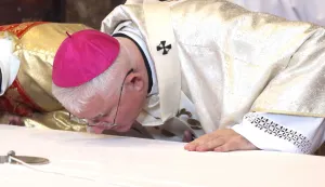 Rijeka, 25.12.2025. - Riječki nadbiskup Mate Uzinić predvodio je božićnu misu u katedrali sv. Vida. foto HINA/ Miljenko KLEPAC/ mk