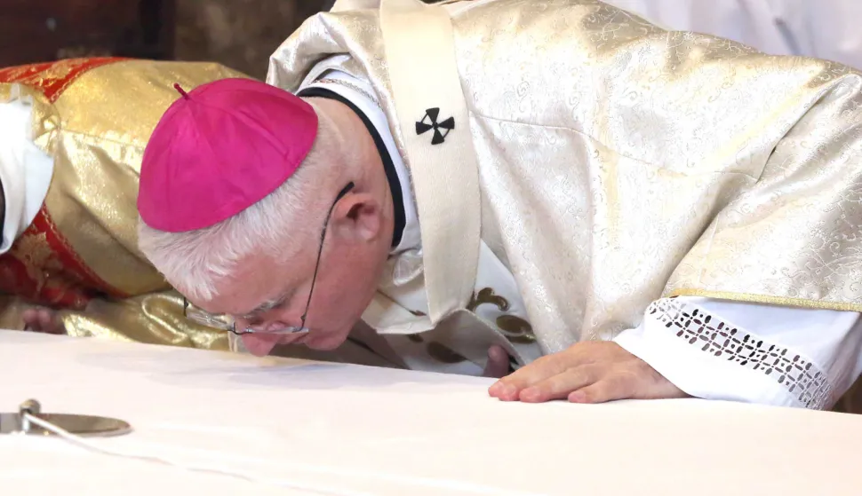 Rijeka, 25.12.2025. - Riječki nadbiskup Mate Uzinić predvodio je božićnu misu u katedrali sv. Vida. foto HINA/ Miljenko KLEPAC/ mk