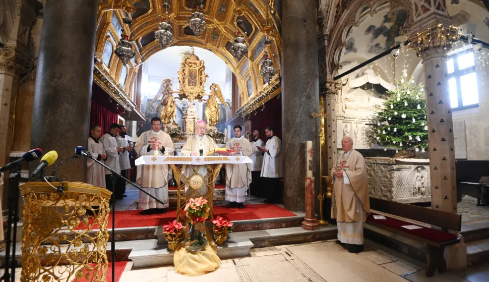 Split - 25.12.2025. Splitsko-makarski nadbiskup Zdenko Križić predvodit će svečano euharistijsko slavlje u splitskoj katedrali. foto HINA/ Mario STRMOTIĆ/ms 