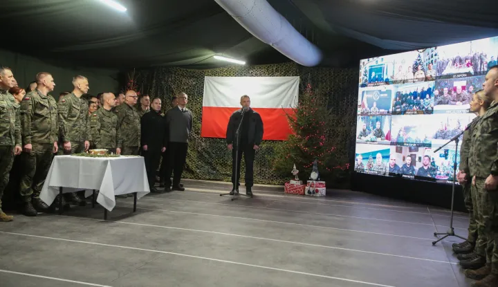 epa12610854 President of Poland Karol Nawrocki (C) speaks during a Christmas meeting with soldiers and officers serving on the eastern border of the country in Jarylowka, Poland, 24 December 2025. EPA/ARTUR RESZKO POLAND OUT