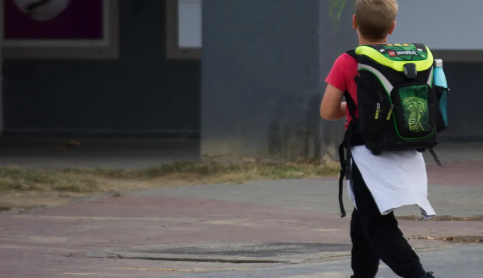 OSIJEK- 28.09.2020., pje&scaron;aci, skolarci, prelazak preko zebre, djeca s torbama na leđima, nesigurnost u prometu, ilustracija, pje&scaron;ački prelaz.Foto: Andrea Ilakovac