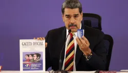 epa12343928 Venezuelan President Nicolas Maduro shows the Venezuelan Constitution and the Official Gazette during a press conference in Caracas, Venezuela, 01 September 2025. Maduro denounced that eight military ships deployed by the United States, carrying 1,200 missiles and a nuclear submarine, are 'aimed' at the Caribbean country, which he described as an 'extravagant, unjustifiable, immoral, and absolutely criminal threat' comparable to the 1962 Cuban Missile Crisis. EPA/RONALD PENA