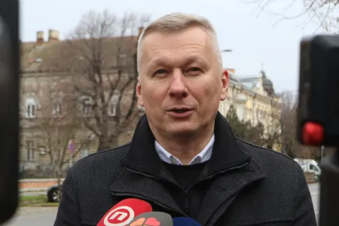 Osijek, 26. 12. 2025, Križanje Jegerove i Ulice Hrvatske Republike. Darivanje vozača - policija i Tihomri Florijančić. Tihomir Florijančić.snimio GOJKO MITIĆ