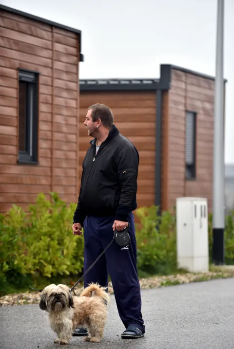 Petrinja, 22.12.2025 (nedeljni broj) - 5 godina proslo je od potresa u Petrinji, na slici Enes sa psom u privremenom smjestaju, tekst S.Pavic.foto Davor Kovacevicnedeljni broj