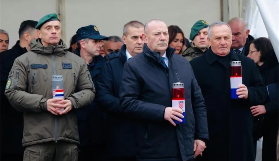 Polaganjem vijenaca i paljenjem svijeća kod spomen-obilježja u Bučju kod Pakraca u petak je obilježena 34. obljetnica oslobađanja zloglasnog neprijateljskog upori&scaron;ta u Domovinskom ratu i logora za hrvatske branitelje i civile, koji je označen kao jedna od najmračnijih ratnih epizoda. 