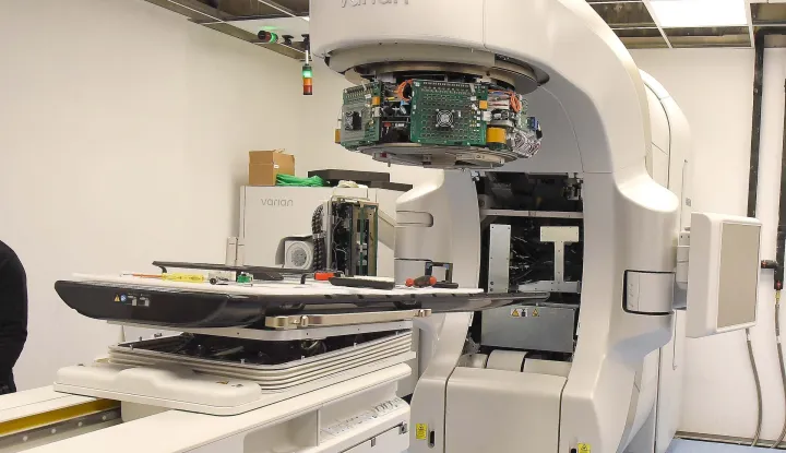 RIJEKA 30. 04.2025. RIJEKAKLINICKI BOLNICKI CENTAR RIJEKA BOLNICA RIJEKA KLINIKA ZA TUMORE POSJET MINISTRICA ZDRAVSTVA IRENA HRSTIC U PRATNJI RAVANTELJA KBC-A ALEN RUZIC NOVIH LINEARNI AKCELERATOR 3 KOMADA I CPC CENTRALNA PRIPREMA CITOSTATIKA...NA FOTO: LINEARNI AKCELRATOR U MONTAZI...SNIMIO SERGEJ DRECHSLER