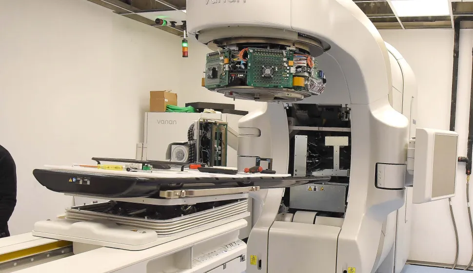 RIJEKA 30. 04.2025. RIJEKAKLINICKI BOLNICKI CENTAR RIJEKA BOLNICA RIJEKA KLINIKA ZA TUMORE POSJET MINISTRICA ZDRAVSTVA IRENA HRSTIC U PRATNJI RAVANTELJA KBC-A ALEN RUZIC NOVIH LINEARNI AKCELERATOR 3 KOMADA I CPC CENTRALNA PRIPREMA CITOSTATIKA...NA FOTO: LINEARNI AKCELRATOR U MONTAZI...SNIMIO SERGEJ DRECHSLER