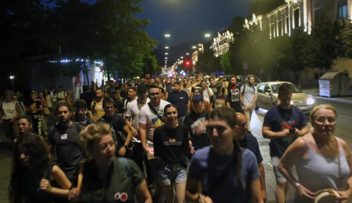 Beograd, 17.8.2025.- Val protuvladinih prosvjeda nastavljen je u subotu u vi?e srbijanskih gradova uz moto "Srbija se umiriti ne mo?e" i brojne sukobe demonstranata i policije. Na slici prosvjed na ulicama oko prostorija SNS-a u Novom Beogradu. foto HINA/ Fonet/ Zoran Mr?a/ ua