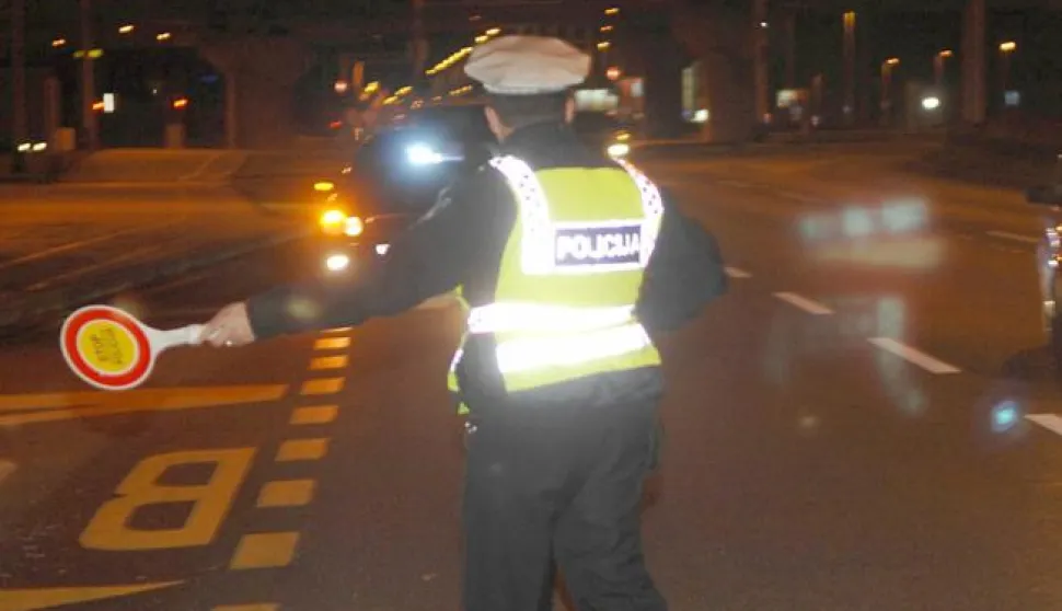 11.11.2010., Zagreb - Policijski sluzbenici Esmir Sabic i Josip Fister na terenu tijekom pojacanih aktivnosti nadgledanja prometa za Martinje i dane vikenda. Photo: Davor Visnjic/PIXSELL------3 st colorcrna kronika