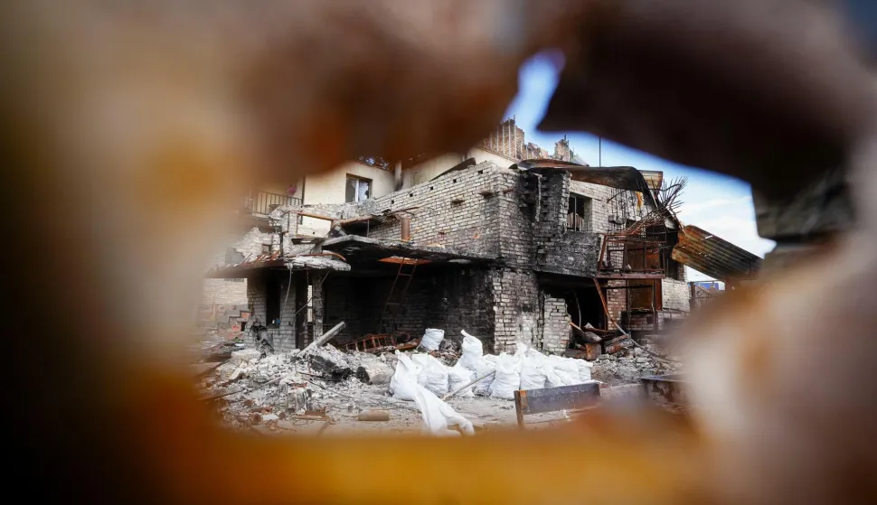 15 June 2022, Ukraine, Kiew: Through a bullet hole is a destroyed house in Butscha near Kiev. Photo: Kay Nietfeld/dpa Photo: Kay Nietfeld/DPA