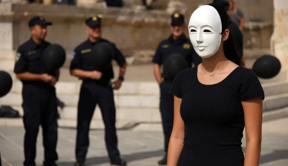 22.09.2023., Pula: Prigodnim performanceom i mimohodom gradskim centrom, u Puli je odrzan prosvjed protiv nasilja nad zenama. Photo: Sasa Miljevic/PIXSELL