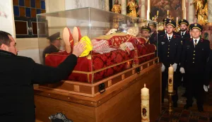 Kra&scaron;ić, 29.11.2025. - Tijekom poslijepodneva danas su u Kra&scaron;ić iz Zagreba stigle relikvije bl. Alojzija Stepinca, koje su u prisustvu i uz blagoslov zagrebačkog nadbiskupa Dražena Kutle&scaron;e položene u crkvi Presvetoga Trojstva. Uz mno&scaron;tvo vjernika tom su svečanom činu prisustvovali i izaslanik predsjednika Vlade RH - ministar vanjskih poslova Gordan Grlić Radman i saborska zastupnica Marijana Petir.foto HINA/ Mladen VOLARIĆ/ mv