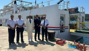 Rijeka, 11.8.2025.- U te?koj nesre?i trajekta Lastovo, koja se dogodila prije godinu dana u malolo?injskoj luci, poginuli su Jadrolinijini pomorci - Bo?ko Kostovi?, Marko Topi? i Denis ?ari?, danas im se odaje po?ast, a u spomen na njih u 15 sati ?e se brodskim sirenama oglasiti svi brodovi iz Jadrolinijine flote. foto HINA/ Jadrolinija/ ua