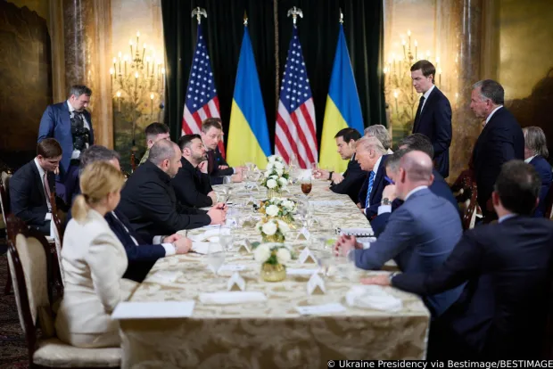 Le pr&eacute;sident am&eacute;ricain Donald Trump rencontre le pr&eacute;sident ukrainien Volodymyr Zelensky &agrave; son club de Mar-a-Lago &agrave; Palm Beach, en Floride le 28 d&eacute;cembre 2025. Trump a invit&eacute; Zelensky dans son club priv&eacute; afin de travailler sur le plan de paix propos&eacute; par les &Eacute;tats-Unis pour mettre fin &agrave; la guerre en Ukraine, alors que le conflit approche des quatre ans depuis l'invasion russe &agrave; grande &eacute;chelle du 24 f&eacute;vrier 2022. &copy; Ukraine presidency via Bestimage U.S. President Donald Trump speaks during the meeting with Ukrainian President Volodymyr Zelensky at his Mar-a-Lago club on December 28, 2025 in Palm Beach, Florida. Trump invited Zelensky to his private club to work on the U.S.-proposed peace plan to end the war in Ukraine, as the conflict approaches four years since the sudden full-scale invasion by Russia on February 24, 2022. Photo: Ukraine Presidency via Bestimage/BESTIMAGE