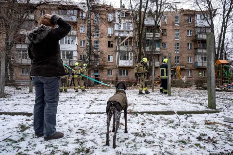 A woman with a dog looks at an apartment block in the Shevchenkivskyi district damaged by a Russian strike as rescuers respond to the incident, Kyiv, Ukraine, December 27, 2025. (Photo by Danylo Antoniuk/Ukrinform) (Photo by Ukrinform/Ukrinform/Sipa USA) Photo: UKRINFORM/SIPA USA
