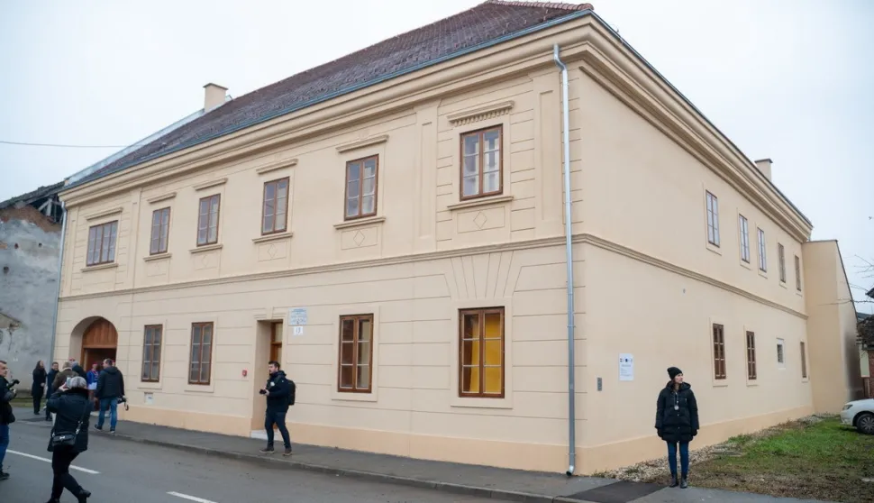 Sisak, 29.12.2025. - (Arhivska fotografija) Pet godina nakon potresa koji je 29. prosinca 2020. zauvijek promijenio lice Banovine, Sisak, Petrinja i Glina su gradovi s novom perspektivom, potres je ostavio ru&scaron;evine, strah i neizvjesnost, ali i &ndash; kako se s odmakom vidi, priliku koja je, unatoč te&scaron;koćama, u velikoj mjeri iskori&scaron;tena. Na fotografiji u Glini je uređena Kuća hrvatske himne.foto HINA/ Nikola BLAŽEKOVIĆ/ nb