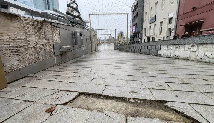 Osijek, 22. 12. 2025, Lučki prilaz, žudi za obnovom, popucale i pootpadale i podne i zidne pločice....snimio GOJKO MITIĆ