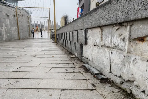 Osijek, 22. 12. 2025, Lučki prilaz, žudi za obnovom, popucale i pootpadale i podne i zidne pločice....snimio GOJKO MITIĆ