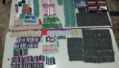 Zagreb, 28.12.2025. - Nastavljajući niz aktivnosti usmjerenih na pronalazak i oduzimanja nedozvoljenog posjedovanja pirotehničkih sredstava, zagrebačka policija je u odvojenim slučajevima kod dvojice maloljetnika u subotu navečer u Dugavama prona&scaron;la ukupno 925 komada pirotehničkih sredstava nedozvoljenih kategorija. foto HINA/ PU zagrebačka/ ml