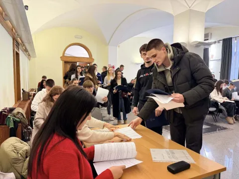 Nakon &scaron;to su nedavno ugovori uručeni srednjo&scaron;kolcima, u velikoj gradskoj vijećnici danas su svečano dodijeljeni ugovori studentima, stipendistima Grada Vinkovaca u akademskoj godini 2025./2026.