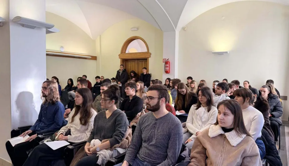 Nakon &scaron;to su nedavno ugovori uručeni srednjo&scaron;kolcima, u velikoj gradskoj vijećnici danas su svečano dodijeljeni ugovori studentima, stipendistima Grada Vinkovaca u akademskoj godini 2025./2026.