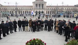 Zagreb, 23.12.2025 - Matica hrvatska i Družba "Braća Hrvatskoga Zmaja", zajedno s izaslanstvom Hrvatskoga sabora predvođenim Željkom Reinerom, položili su vijence ispred spomenika kralju Tomislavu, povodom zavr&scaron;etka obilježavanja 1100. obljetnice Hrvatskoga kraljevstva. foto HINA/ Daniel KASAP/ dk