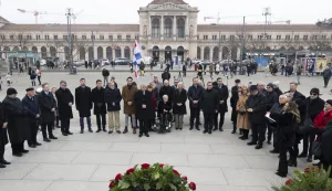 Zagreb, 23.12.2025 - Matica hrvatska i Družba "Braća Hrvatskoga Zmaja", zajedno s izaslanstvom Hrvatskoga sabora predvođenim Željkom Reinerom, položili su vijence ispred spomenika kralju Tomislavu, povodom zavr&scaron;etka obilježavanja 1100. obljetnice Hrvatskoga kraljevstva. foto HINA/ Daniel KASAP/ dk