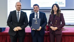 MOSTAR, 29. prosinca 2025. (Hina) - Hrvatsko Ministarstvo demografije i useljeni&scaron;tva dodijelilo je u ponedjeljak u Mostaru 40 ugovora vrijednih 1,4 milijuna eura za pred&scaron;kolske ustanove, čime će ukupan iznos izdvajanja iz hrvatskog proračuna za projekte Hrvata u BiH u 2025. prema&scaron;iti 135 milijuna eura.