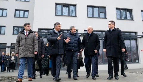 ZAGREB, 29. prosinca 2025. (Hina) - Premijer Andrej Plenković istaknuo je u ponedjeljak, povodom pete godi&scaron;njice petrinjskog potresa, da je u obnovu utro&scaron;eno 1,77 milijardi eura, te da Vlada planira do polovice 2027. izgraditi i useliti sve zamjenske obiteljske kuće a do kraja 2030. dovr&scaron;iti obnovu i ostalih zgrada.