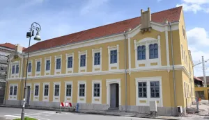 Sisak, 29.12.2025. - (Arhivska fotografija) Pet godina nakon potresa koji je 29. prosinca 2020. zauvijek promijenio lice Banovine, Sisak, Petrinja i Glina su gradovi s novom perspektivom, potres je ostavio ru&scaron;evine, strah i neizvjesnost, ali i &ndash; kako se s odmakom vidi, priliku koja je, unatoč te&scaron;koćama, u velikoj mjeri iskori&scaron;tena. Na fotografiji u Petrinji prva osnovna &scaron;kola preuređena je u Glazbenu &scaron;kolu i knjižnicu.foto HINA/ Nikola BLAŽEKOVIĆ/ nb