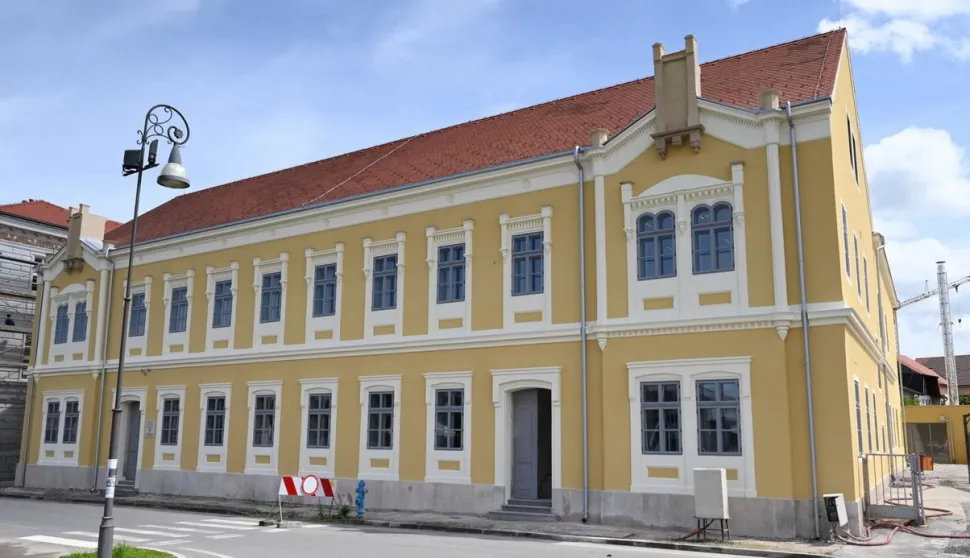 Sisak, 29.12.2025. - (Arhivska fotografija) Pet godina nakon potresa koji je 29. prosinca 2020. zauvijek promijenio lice Banovine, Sisak, Petrinja i Glina su gradovi s novom perspektivom, potres je ostavio ru&scaron;evine, strah i neizvjesnost, ali i &ndash; kako se s odmakom vidi, priliku koja je, unatoč te&scaron;koćama, u velikoj mjeri iskori&scaron;tena. Na fotografiji u Petrinji prva osnovna &scaron;kola preuređena je u Glazbenu &scaron;kolu i knjižnicu.foto HINA/ Nikola BLAŽEKOVIĆ/ nb