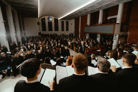 U subotu, 27. prosinca 2025., Crkveno pjevačko dru&scaron;tvo MIR Beli&scaron;će održalo je svojtradicionalni božićni koncert u prepunoj župnoj crkvi sv. Josipa Radnika u Beli&scaron;ću.