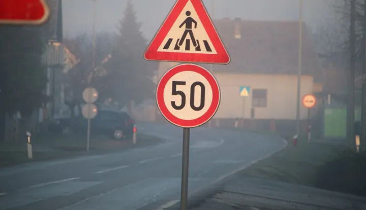 SLATINA, Pred raskrižjem u Ulici kralja Zvonimira brzina je ograničena na 50 km/sat, 02.01.2024., snimila Mihaela Feldi