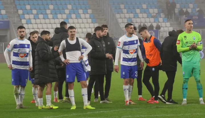 Osijek, 20. 12. 2025, Opus Arena, nogomet, Osijek - Slaven Belupo, SupeSport HNL 25/26. Igrači nakon utakmice.snimio GOJKO MITIĆ
