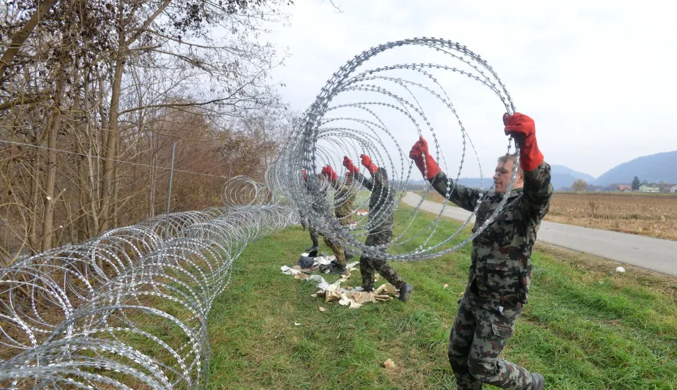 15.11.2015., Razvor - Slovenska vojska pocela je s postavljanjem bodljikave zice uz rijeku Sutlu na granicnom prijelazu Razvor - Polje pri Bistrici. Photo: Marko Jurinec/PIXSELL