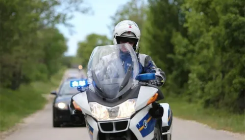 Policajci zaustavili moped na kojem je 18-godi&scaron;njak prevozio dvije osobe u dobi od 4 i 15 godina, motociklist, policija, ilustracija