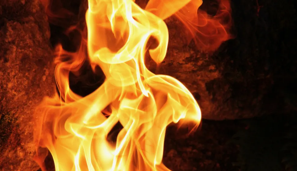 glowing fire in a fire bowl at nightvatra pozar oganj gori ilustracijafreepik