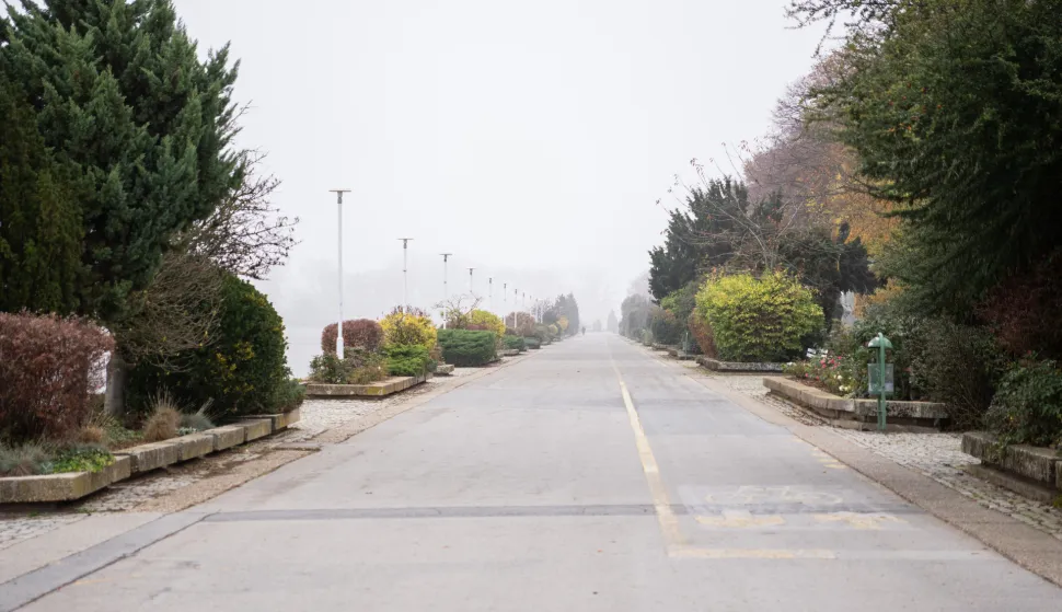 Osijek, 13. 11. 2025., slobodnjaciilustracija; Osijek; promenada; magla; jesen; zima; Drava; pusta promenada; vrijeme; hladnoća; vremenski uvjeti