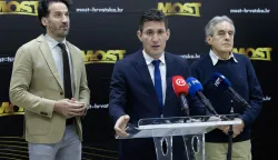 Zagreb, 30.12.2025. - Saborski zastupnici Mosta Zvonimir Troskot, Marin Miletić i nezavisni zastupnik Josip Jurčević održali su konferenciju za medije s temom "Borba za plaćanje gotovinom i cenzura u Europskoj uniji".Na fotografiji Marin Miletić, Zvonimir Troskot, Josip Jurčević.foto HINA/ Edvard &Scaron;U&Scaron;AK