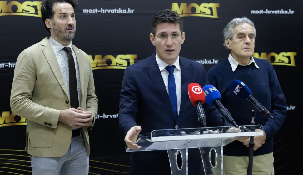 Zagreb, 30.12.2025. - Saborski zastupnici Mosta Zvonimir Troskot, Marin Miletić i nezavisni zastupnik Josip Jurčević održali su konferenciju za medije s temom "Borba za plaćanje gotovinom i cenzura u Europskoj uniji".Na fotografiji Marin Miletić, Zvonimir Troskot, Josip Jurčević.foto HINA/ Edvard &Scaron;U&Scaron;AK