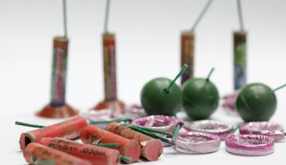 27.12.2019., Zagreb - Petarde, rakete, topovski udari, sve je to uobicajeno tijekom blagdana. Zbog neopreznog koristenja, upravo su djeca najcesce zrtve strasnih opeklina ili cak amputacija. Po zakonu, rukovanje petardama dopusteno je punoljetnim osobama u razdoblju od 27. prosinca do 01. sijecnja. rPhoto: Borna Filic/PIXSELL