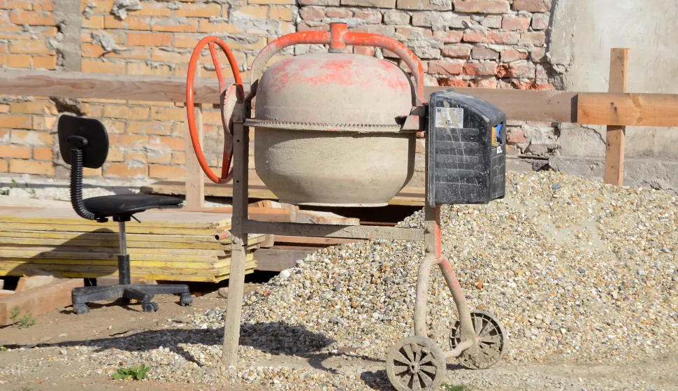 osijek, 28 rujna 2020, 9,30 sati, donji grad, mje&scaron;alica za beton, rad na crno - ilustracijasnimio zdenko pu&scaron;ić